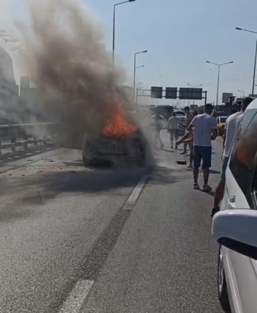 Seyir halindeki araç alev alev yandı