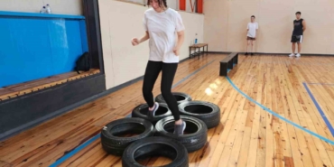 Gençler, üniforma için ter döküyor