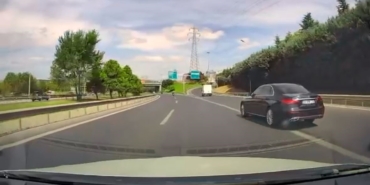 Basın Ekspreste aracıyla diğer sürücünün önüne kıran trafik magandası bununla yetinmeyerek küfür ve hakaretler savurdu