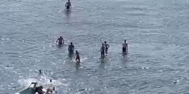 Boğulmak üzereyken son anda kurtarıldı: O anlar kamerada