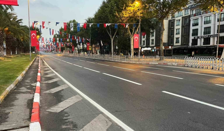 İstanbul’da 30 Ağustos Zafer Bayramı kutlamaları nedeniyle Vatan Caddesi trafiğe kapatıldı
