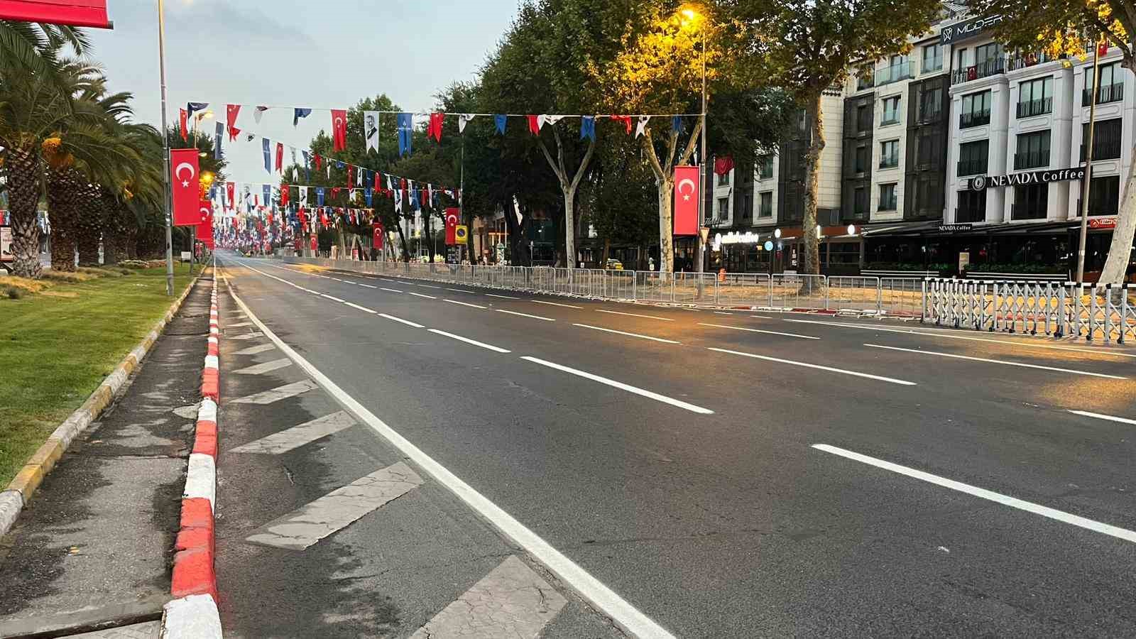 İstanbul’da 30 Ağustos Zafer Bayramı kutlamaları nedeniyle Vatan Caddesi trafiğe kapatıldı