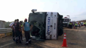 Sancaktepe’de 3 kişinin hayatını kaybettiği kaza sonrası yolcu otobüsü olay yerinden kaldırıldı