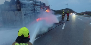 Tomruk yüklü tırda yangın paniği