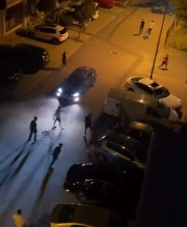 Bursa’da mahallenin gençleri bir birine girdi