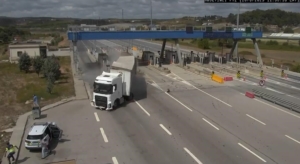 Çekmeköy’deki tır kazası güvenlik kamerasına yansıdı