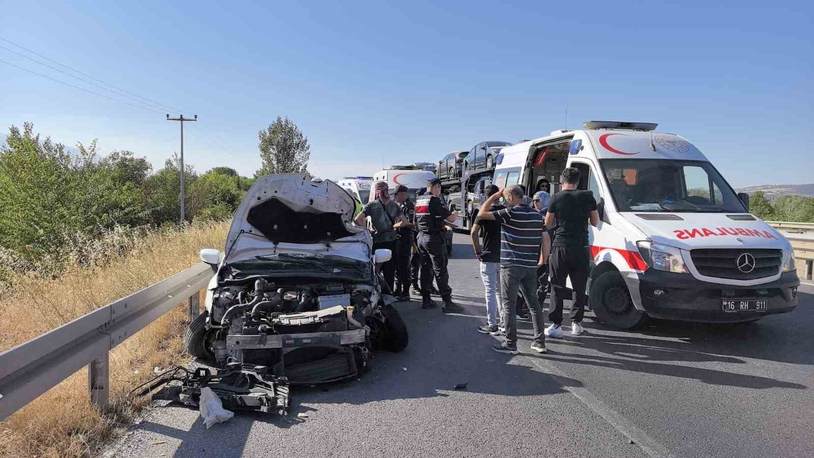 Bursa’da otomobil traktöre çarptı: 1 yaralı