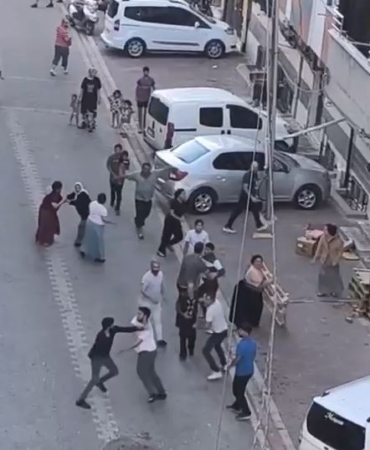 Ev sahibi kiracı tartışmasında ortalık karıştı; o anlar kamerada
