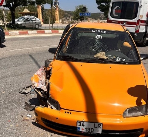 Bilecik’te otomobil aydınlatma direğine çarptı: 2 yaralı