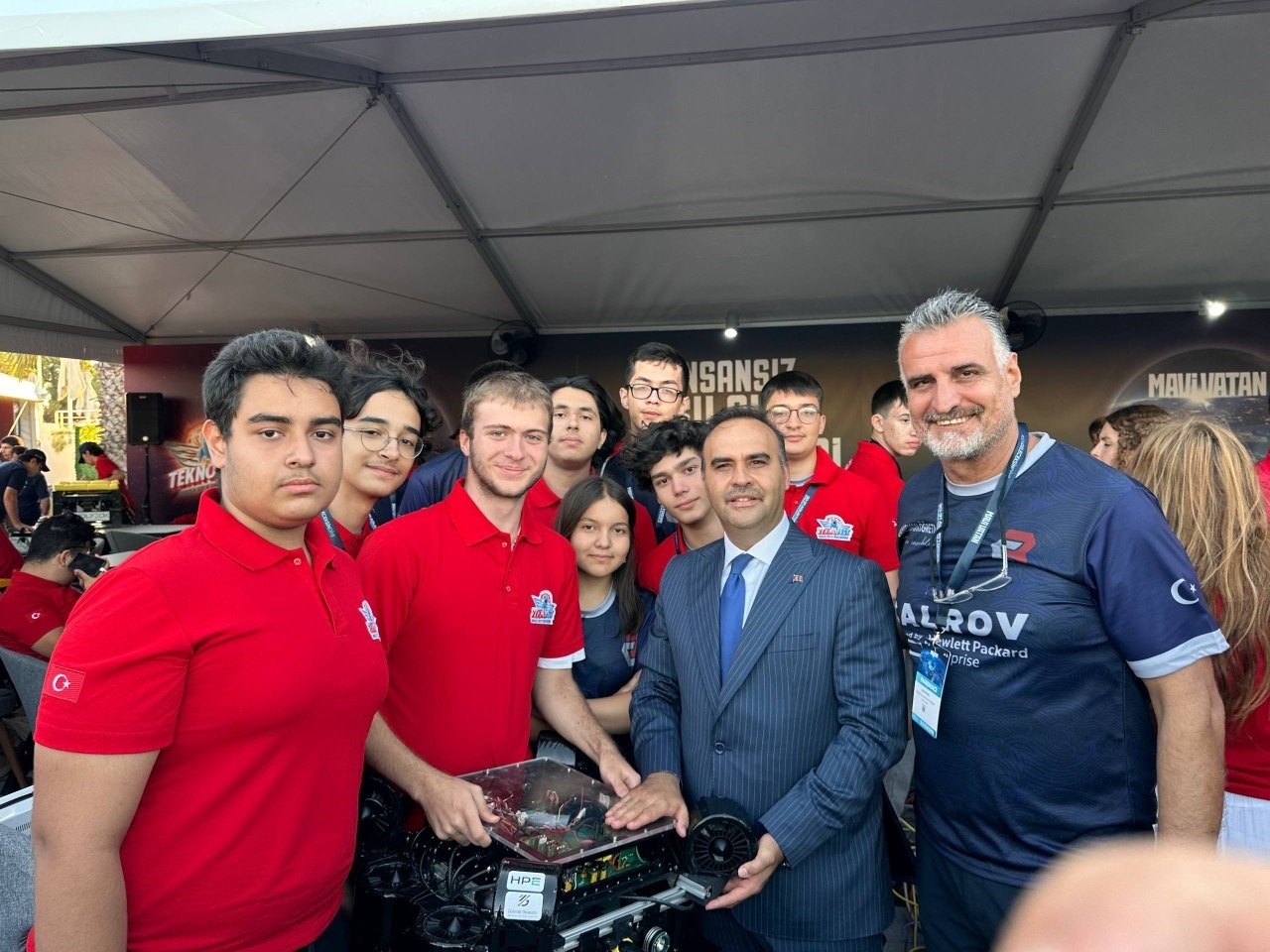 Sanayi ve Teknoloji Bakanı Kacır, TEKNOFEST’te Cağaloğlu Anadolu Lisesi’nin İnsansız Su Altı Takımını ziyaret etti