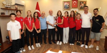 Şampiyon Darıca sporcular kupalara ambargo koydu