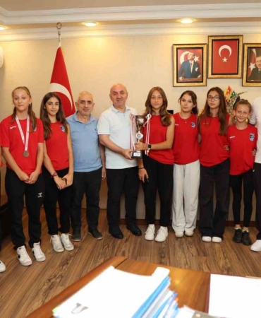 Şampiyon Darıca sporcular kupalara ambargo koydu