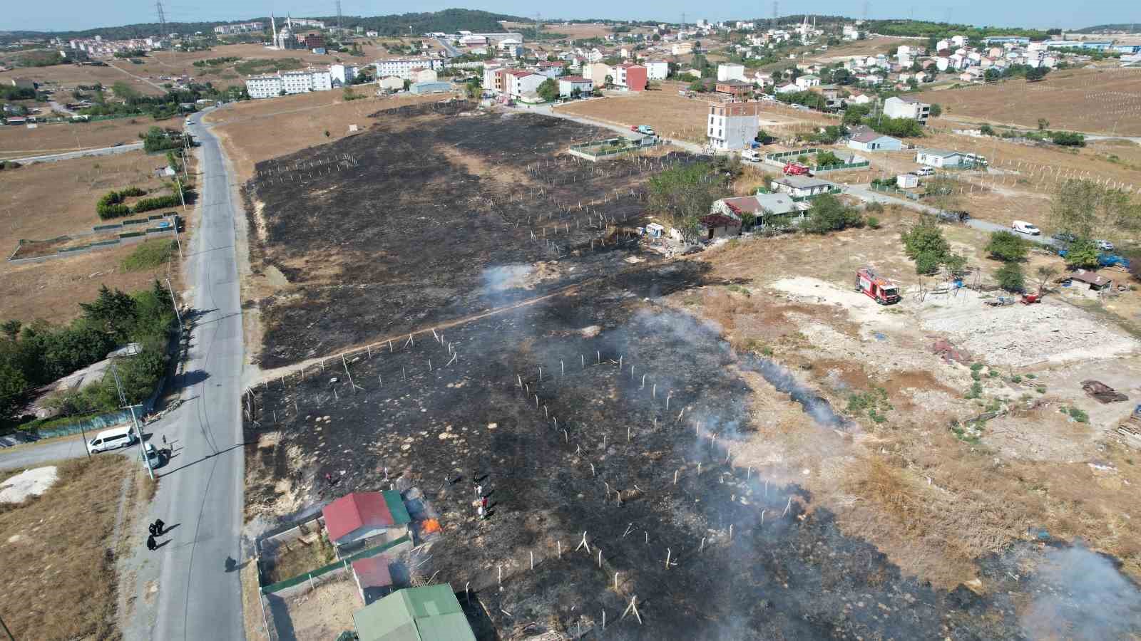 Arnavutköy’de çayırlık alanda yangın paniği