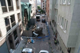 Bakırköy’de kısmen çöken tarihi ahşap bina havadan görüntülendi