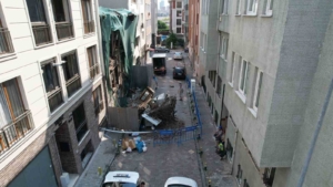 Bakırköy’de kısmen çöken tarihi ahşap bina havadan görüntülendi