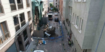 Bakırköy’de kısmen çöken tarihi ahşap bina havadan görüntülendi