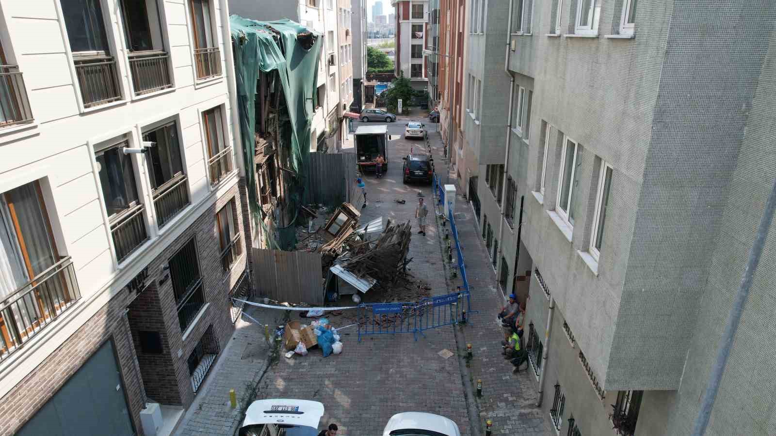 Bakırköy’de kısmen çöken tarihi ahşap bina havadan görüntülendi