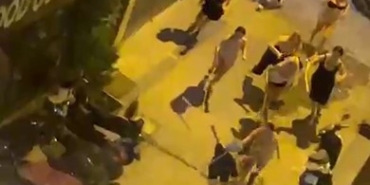 Taksim’de bir kişi 8 transın saldırısına uğradı: O anlar kamerada