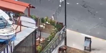 Esenyurt’ta bir kadın yoldan geçen araçlara taşla saldırdı