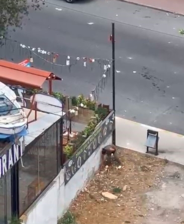 Esenyurt’ta bir kadın yoldan geçen araçlara taşla saldırdı