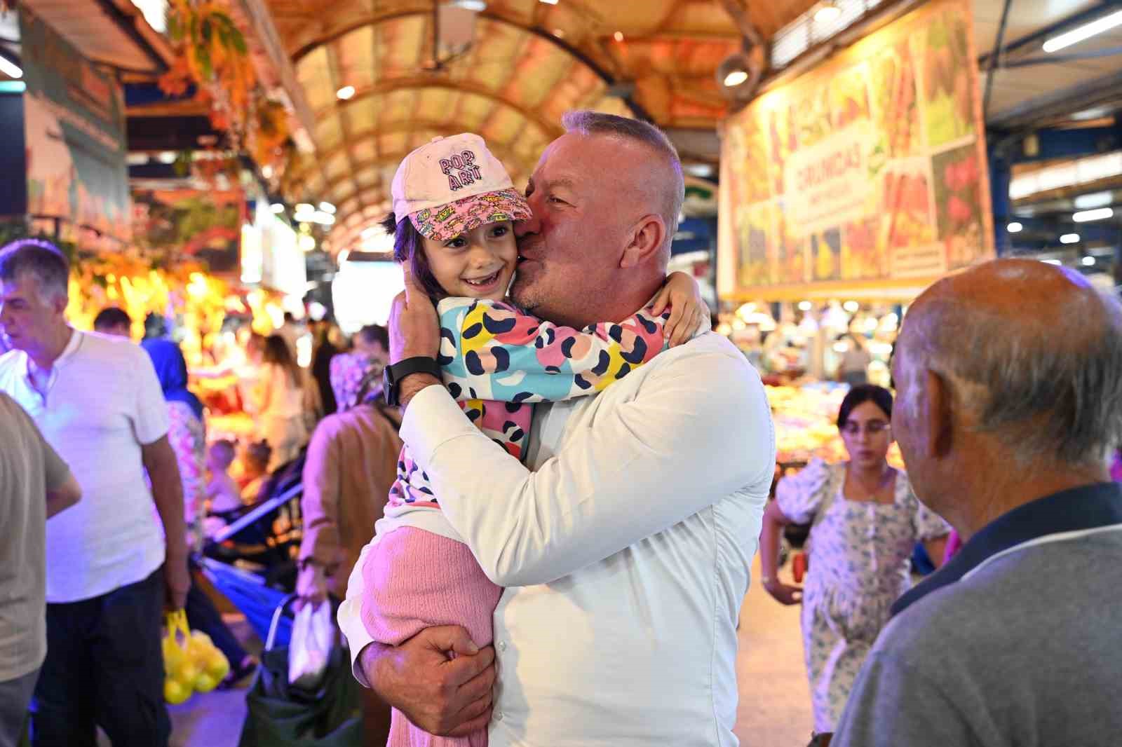 Pazaryerinde çocuklardan Karabatı’ya yoğun ilgi