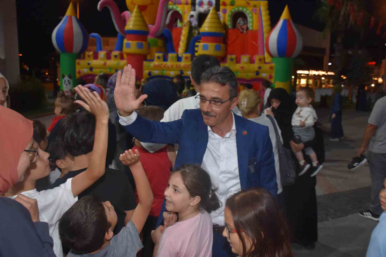 Erenler’de şenlik gecesi: Çocuklar doyasıya eğlendi