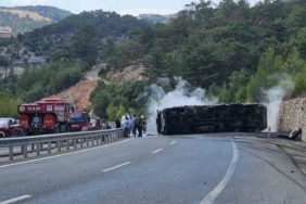 Devrilen zift yüklü kamyon alev aldı, karayolu trafiğe kapandı