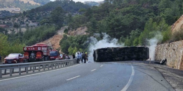 Devrilen zift yüklü kamyon alev aldı, karayolu trafiğe kapandı