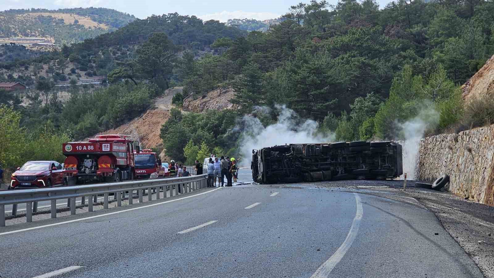 Devrilen zift yüklü kamyon alev aldı, karayolu trafiğe kapandı