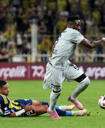 Trendyol Süper Lig: Fenerbahçe: 1 - Kocaelispor: 1 (İlk yarı)