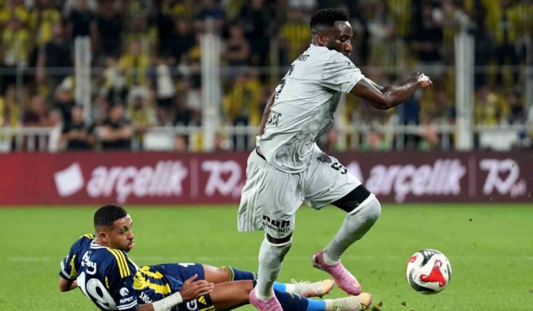 Trendyol Süper Lig: Fenerbahçe: 1 - Kocaelispor: 1 (İlk yarı)