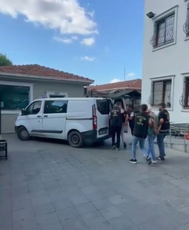 Bağcılar’da iş yerine silahla ateş açan şüpheliler yakalandı