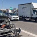 Sultanbeyli’de tıra çarpan Tesla hurdaya döndü