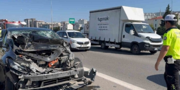 Sultanbeyli’de tıra çarpan Tesla hurdaya döndü