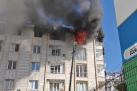 Esenyurt’ta 4 katlı binada çıkan yangın paniğe neden oldu