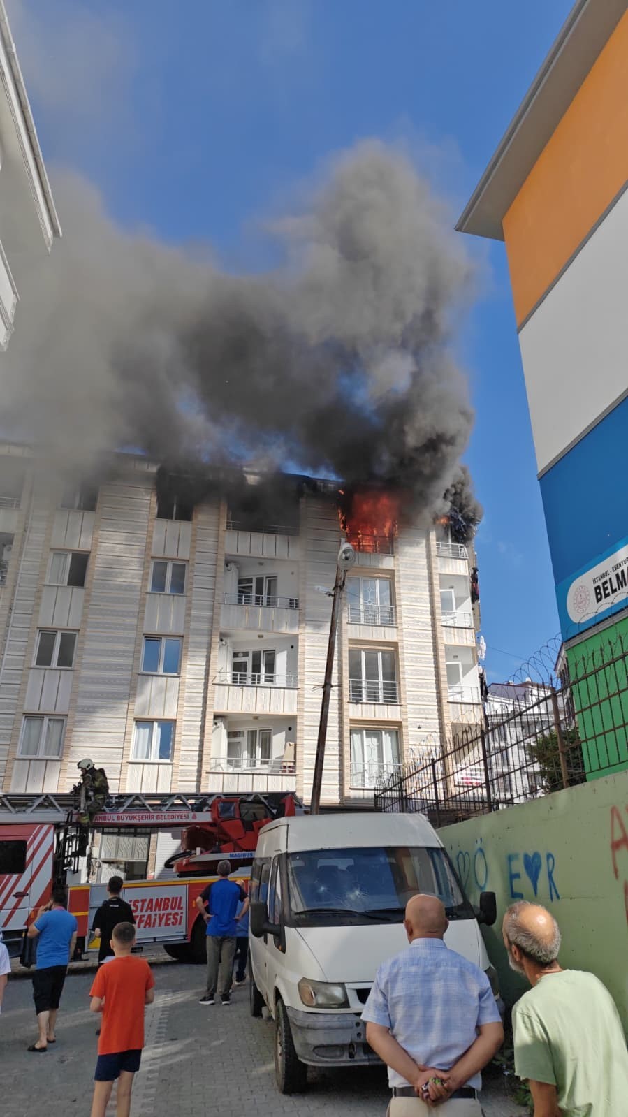 Esenyurt’ta 4 katlı binada çıkan yangın paniğe neden oldu