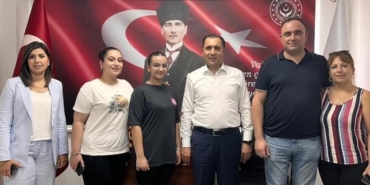 Depremde anne ve babalarını kaybeden yeğenlerine kucak açtılar