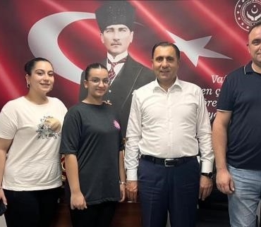 Depremde anne ve babalarını kaybeden yeğenlerine kucak açtılar