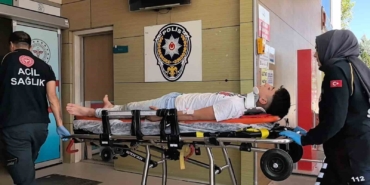 Kamyonet direğe çarptı 3 yaralı