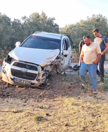 Hatalı sollama kazayı beraberinde getirdi: 3 araç birbirine girdi