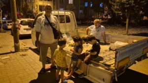 Avcılar’da kamyonet kasasında deprem nöbeti