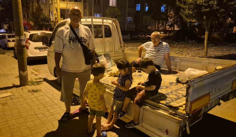 Avcılar’da kamyonet kasasında deprem nöbeti