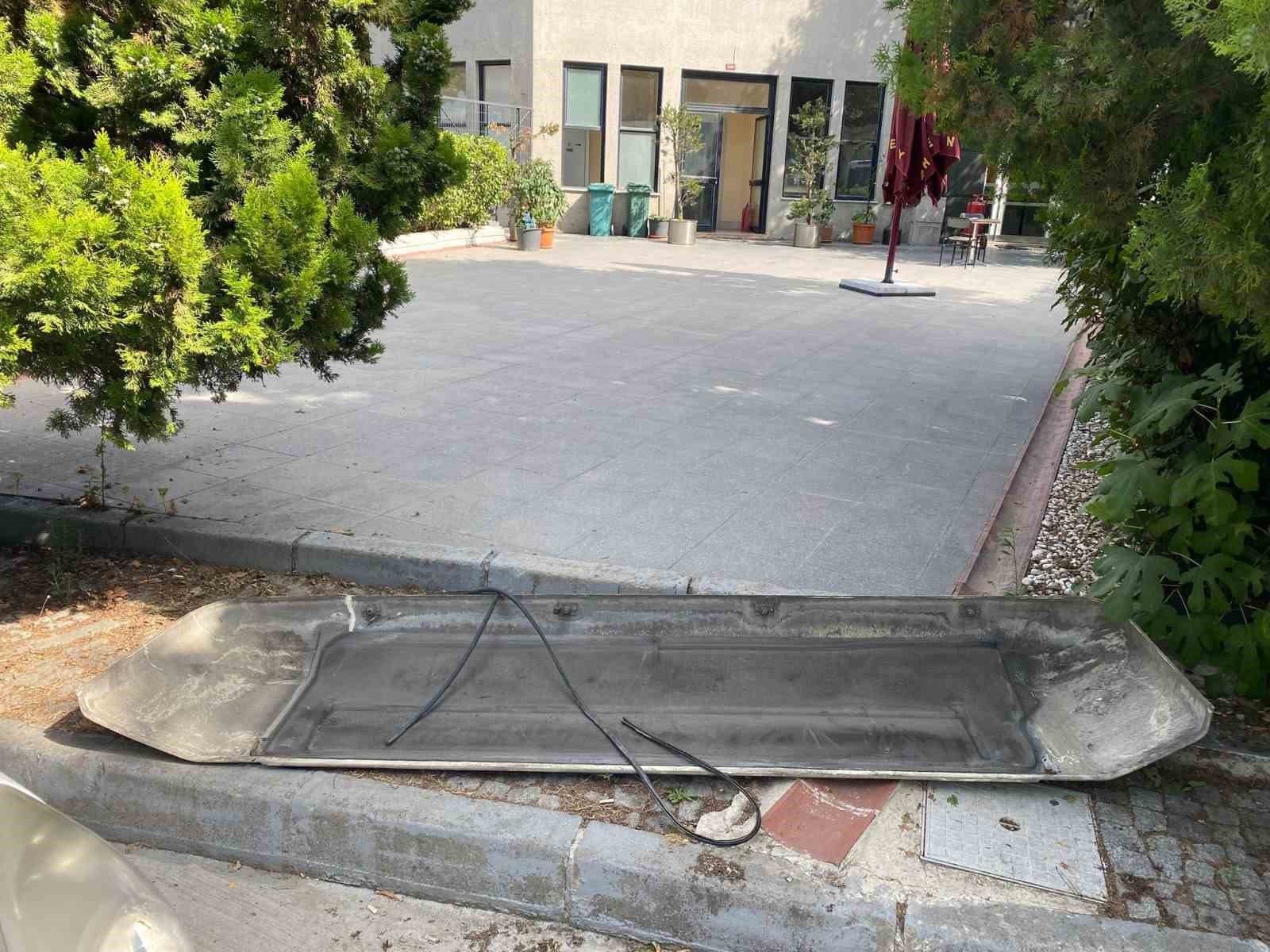 Arnavutköy’de İETT otobüsünün havalandırma kapağı uçtu: Bir vatandaş faciadan döndü