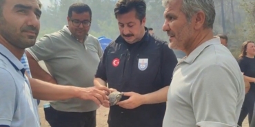 Yenişehir Belediye Başkanı Özel, yangından etkilenen kaplumbağaya suyla müdahale etti