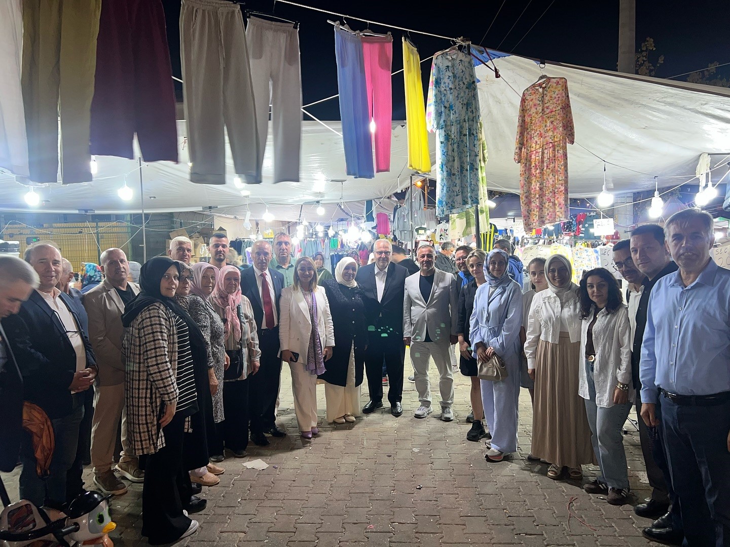 AK Parti heyeti Pazaryeri panayırında vatandaşlarla buluştu