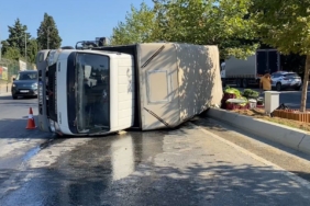 Küçükçekmece’de sebze yüklü kamyonet devrildi: 2 yaralı