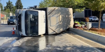 Küçükçekmece’de sebze yüklü kamyonet devrildi: 2 yaralı