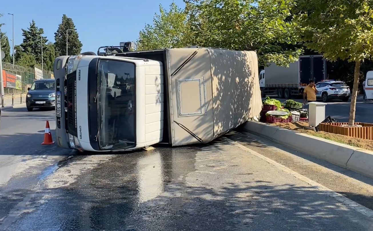 Küçükçekmece’de sebze yüklü kamyonet devrildi: 2 yaralı
