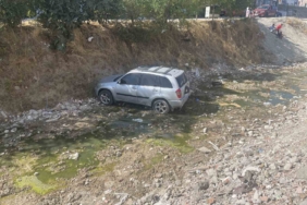 Çocukların el frenini indirdiği otomobil dereye uçtu