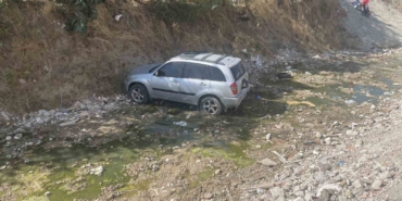 Çocukların el frenini indirdiği otomobil dereye uçtu